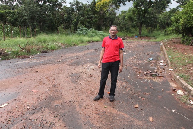 Prefeitura limpa ruas do Jardim das Hortênsias  ...e Pastor Raimundo apela a consciência do cidadão