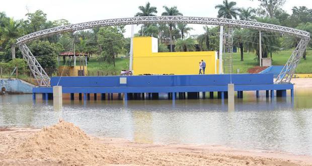 Vereadores acompanham finalização do palco do Pinheirinho