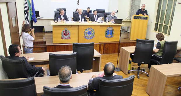 Com plenário lotado, audiência divide opiniões sobre armamento de Guarda