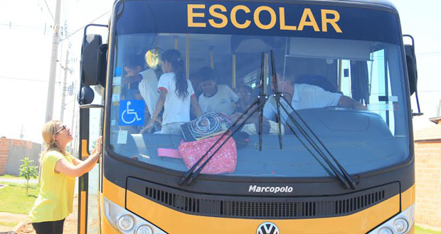Com ônibus escolares lotados, Gabriela Palombo cobrará mudança no transporte municipal
