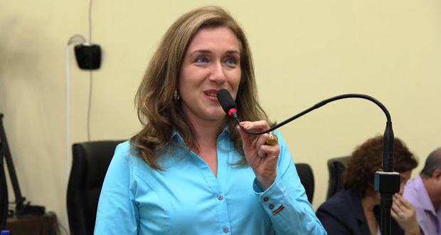 Juliana Damus cobra execução do Hino de Araraquara em eventos públicos