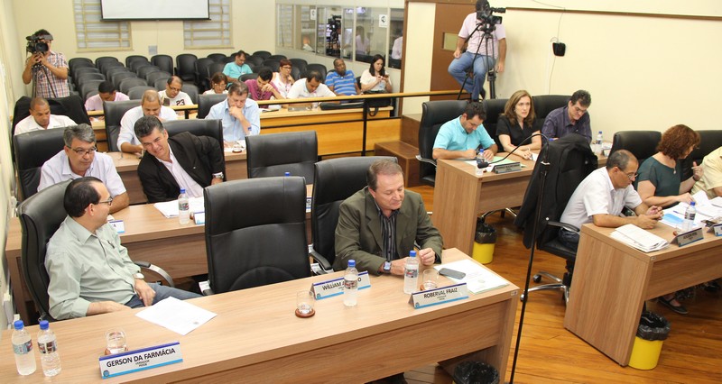Na quarta tentativa, Câmara Municipal realiza Sessão e aprova taxa do lixo (com vídeo)