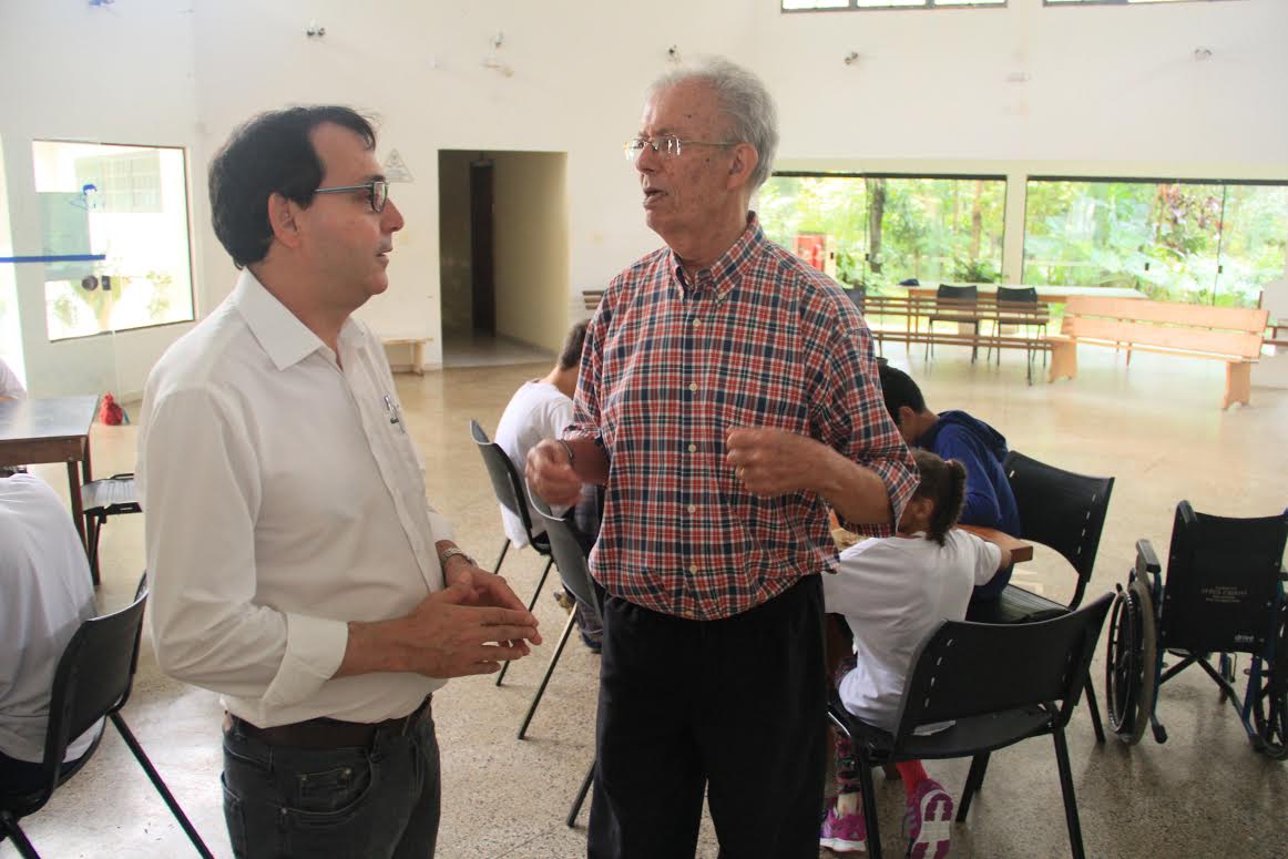 Gerson da Farmácia conhece trabalho no Centro de Educação Especial AAEE