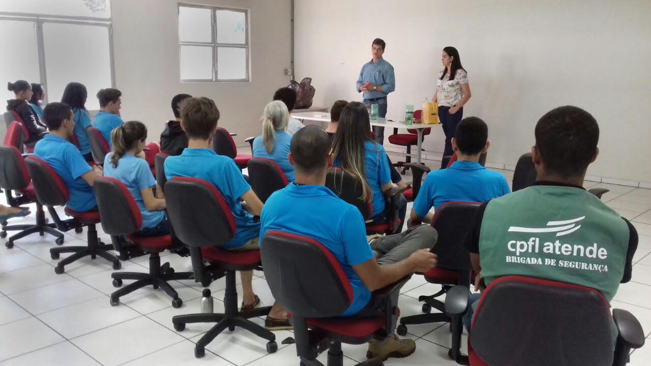 Doutor Lapena orienta escolas e empresas sobre armadilha contra a dengue