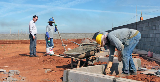 Gerson fiscaliza obras na UPA da região Norte