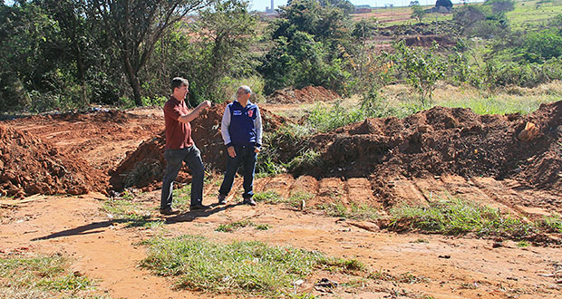 Adilson Vital fiscaliza serviço que protege trecho do córrego do Tanquinho