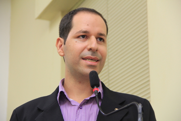 Roger Mendes solicita revisão do Plano de Carreiras