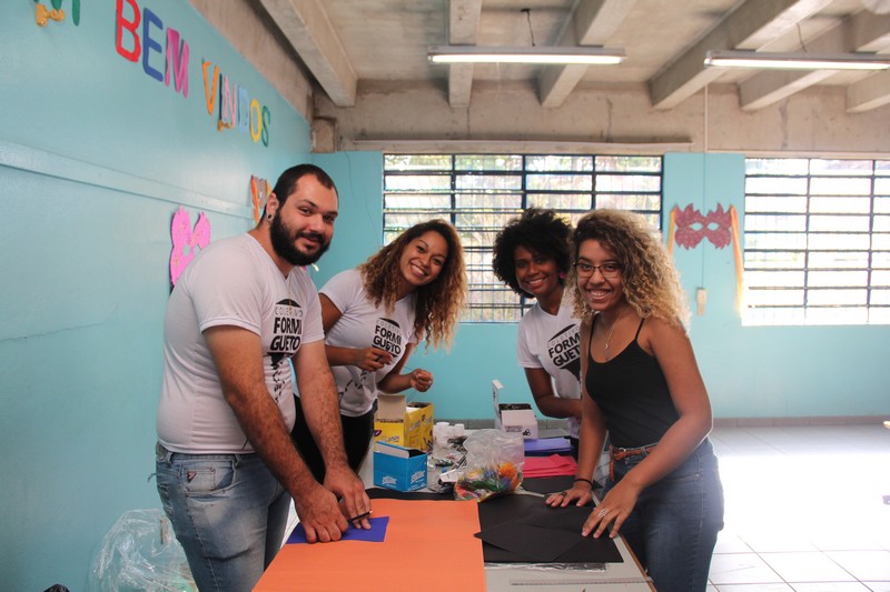 Para resgatar tradição carnavalesca, Thainara Faria promove oficina e comemoração em escola no Jardim das Hortênsias
