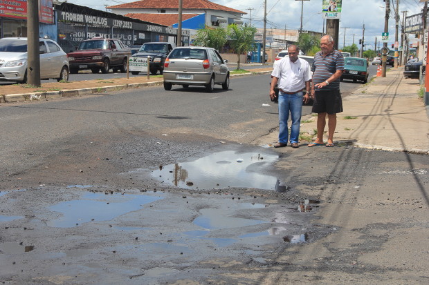 Moradores da Avenida Vaz Filho pedem soluções para alagamentos e trânsito