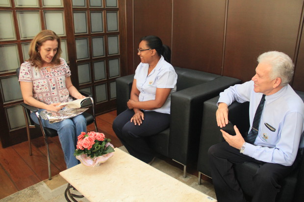 Juliana Damus e Thainara Faria recebem homenagem da Escola Adventista