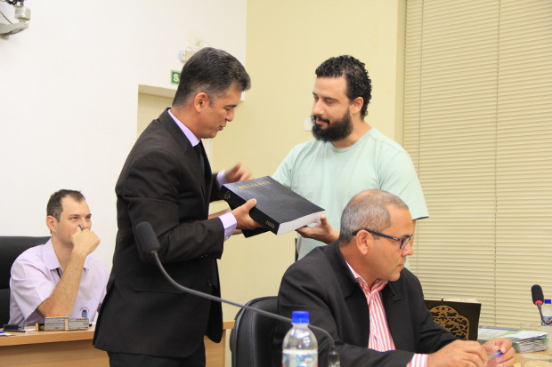 Biblioteca da Câmara Municipal ganha edição da Bíblia Sagrada