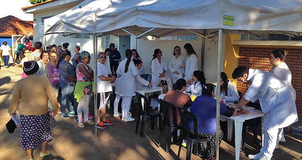 Atividade esclareceu a população sobre a forma correta do uso de medicamentos