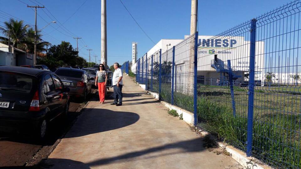 Estudantes da UNIESP pedem ponto de ônibus em frente à faculdade