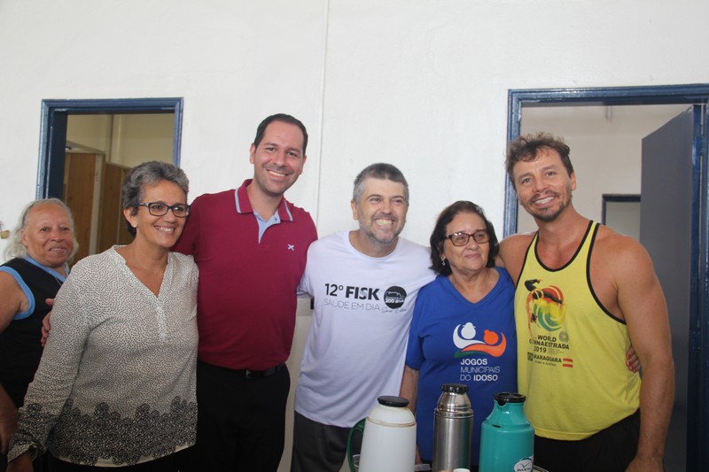 Roger Mendes acompanha aula do programa ginástica para melhor idade