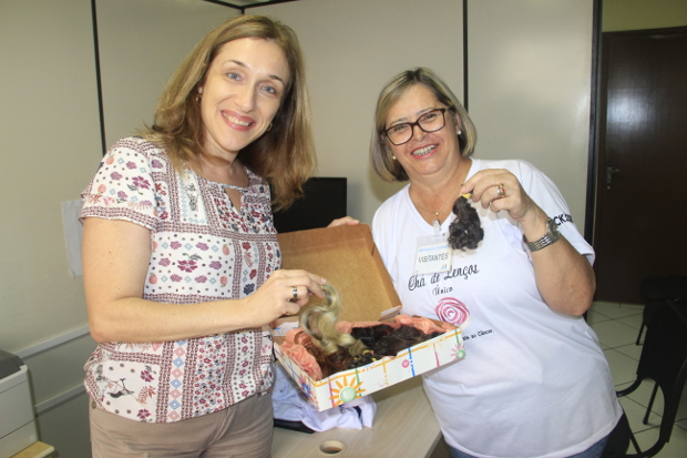 Juliana Damus entrega doação de cabelos para confecção de perucas a grupo de combate ao câncer