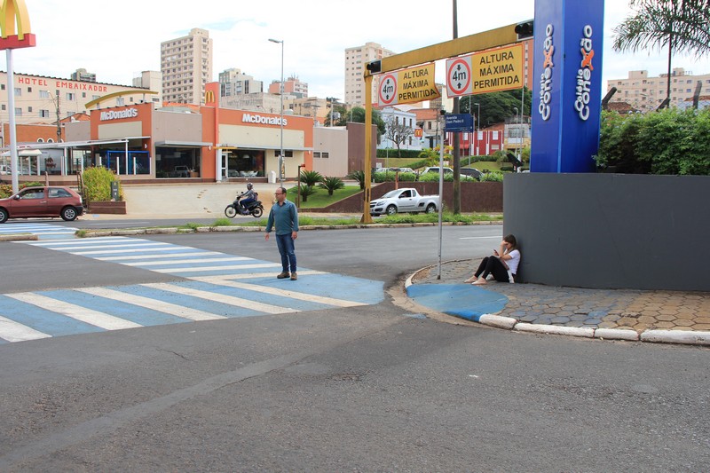 Intenso fluxo de veículos em perímetro escolar é preocupação para pais e alunos