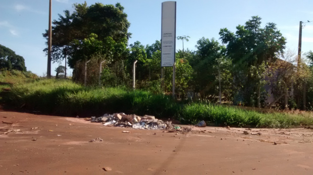 Descarte irregular de resíduos sólidos é crítico na cidade