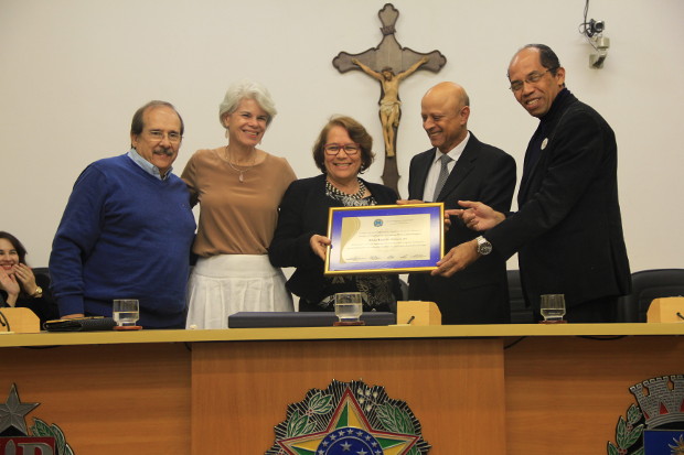 Maria Lúcia de Oliveira Gil recebe Diploma de Atuação na Política Sobre Drogas (com vídeo)