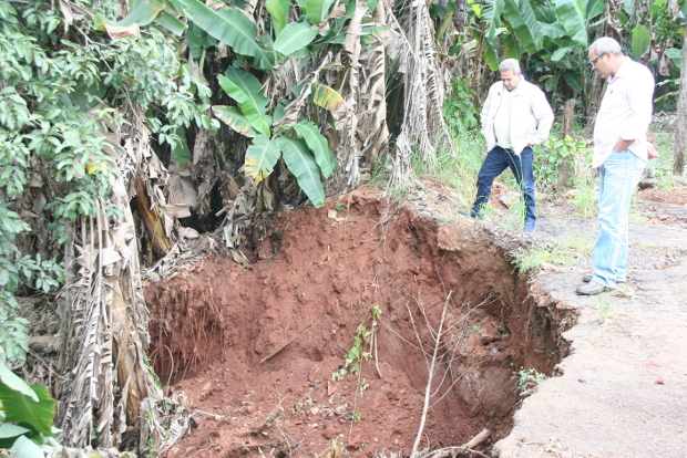Erosões preocupam população em diversos bairros da cidade