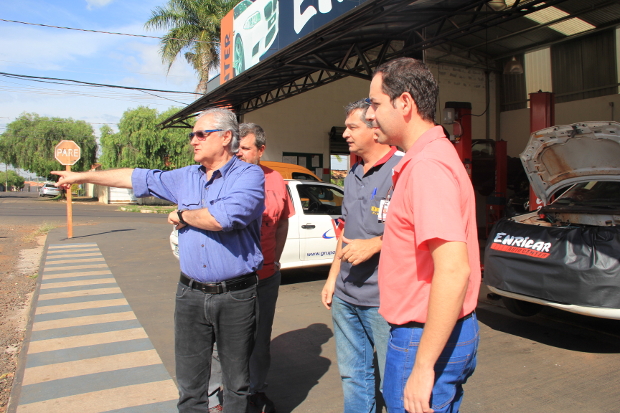 Roger Mendes e autoridade de trânsito conferem demandas