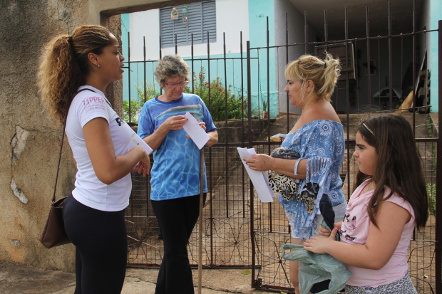 Thainara Faria verifica problemas em bairro e em trajeto a pé até o Centro