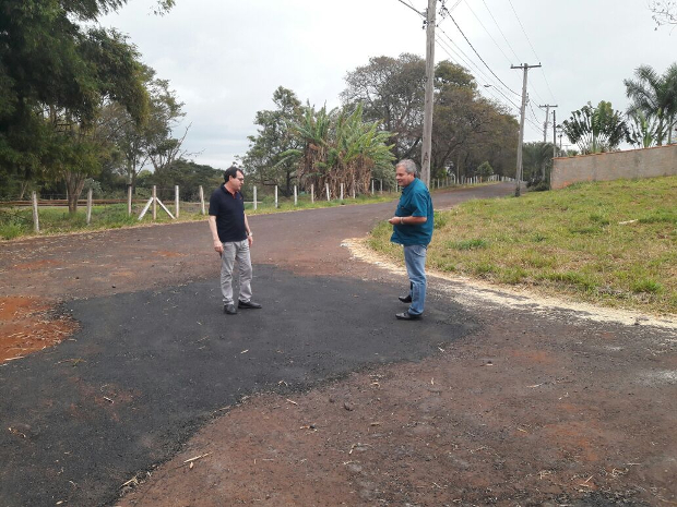 Em ação conjunta, Edson Hel e Gerson da Farmácia articulam tapa buraco no Campus Ville