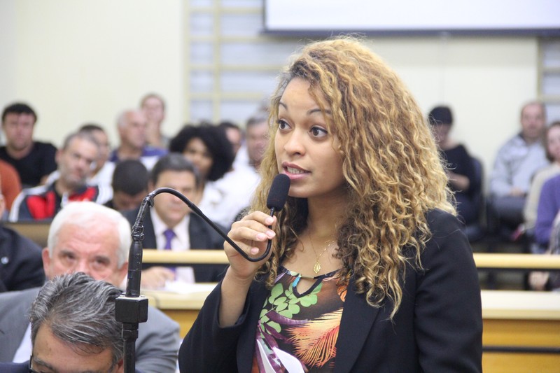 Thainara Faria lança a #CHEGADEQUEIMADAS