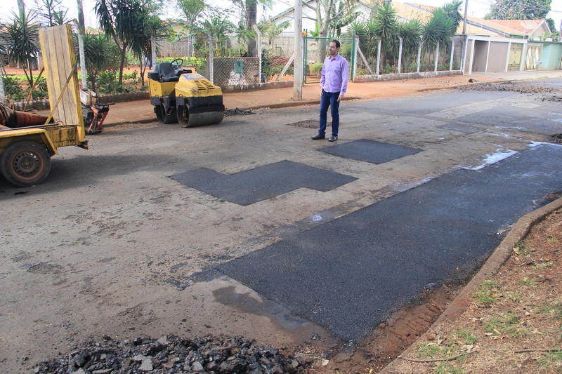 Ação tapa-buracos é realizada no Parque das Laranjeiras