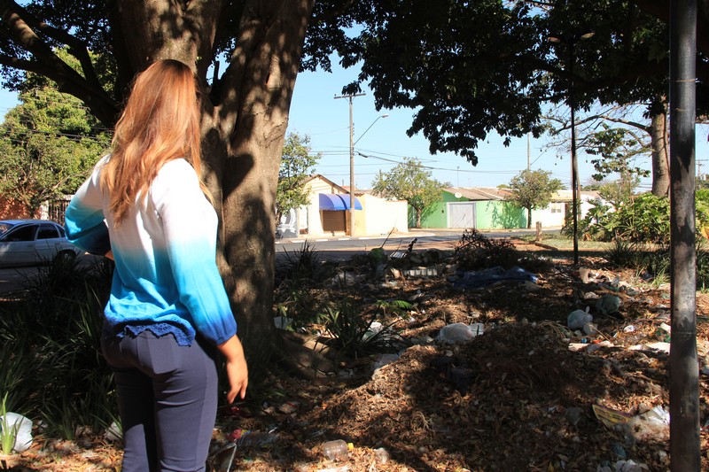 Praça do Cecap sofre com descaso de usuários