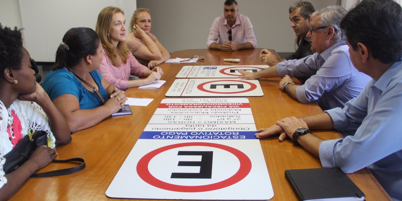 Juliana Damus discute campanha que deverá orientar estacionamento de vagas para idosos e deficientes