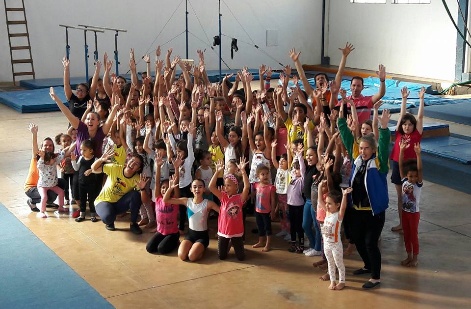 Roger Mendes visita projeto Ginástica Artística