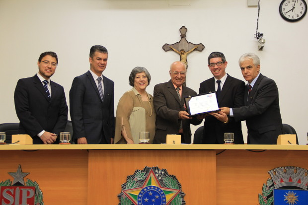 Câmara Municipal e OAB homenageiam o advogado Anésio Runho