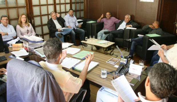 Vereadores analisam projetos e apresentam duas emendas em dispositivo do ISSQN