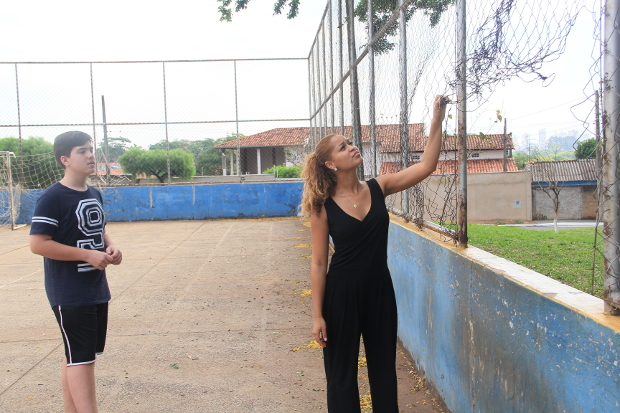 Estudante morador do Yolanda pede apoio a Thainara Faria para melhorar praça esportiva