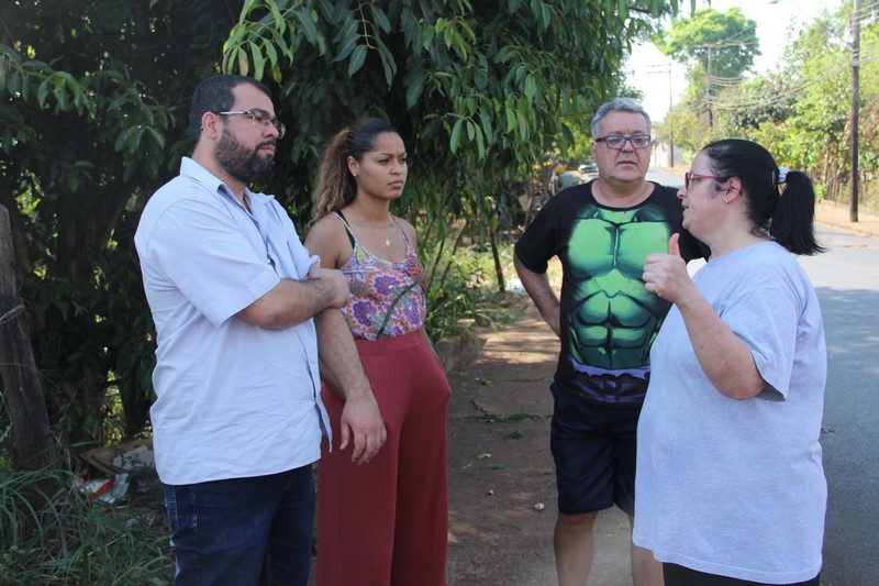 Moradores pedem a Thainara Faria solução para estacionamento irregular