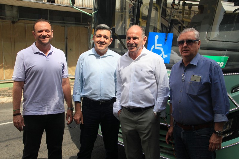 Lucas Grecco acompanha entrega de ônibus natalinos