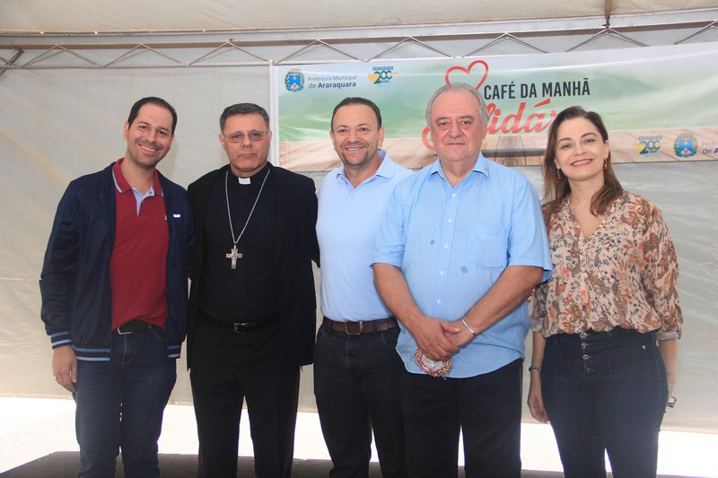 Sob emoção, Café Solidário reúne autoridades e população de rua na Praça Pedro de Toledo