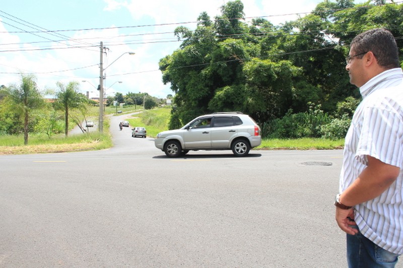 Zé Luiz fiscaliza trevo no Jardim Cambuí e identifica falta de sinalização