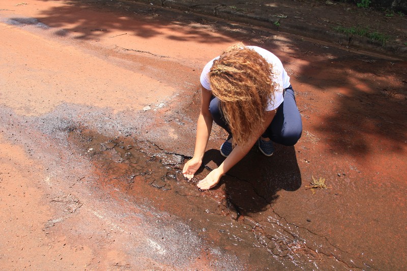 Em visita a bairros, Thainara Faria se depara com vazamentos de água, buracos e falta de sinalização