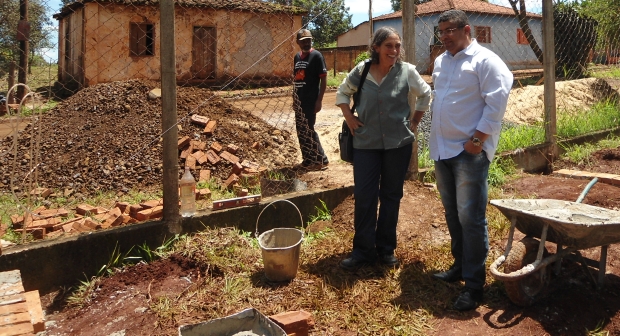 Zé Luiz acompanha construção da caixa de correio no Bela Vista
