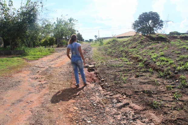 Thainara conhece problemas enfrentados por moradores em bairros