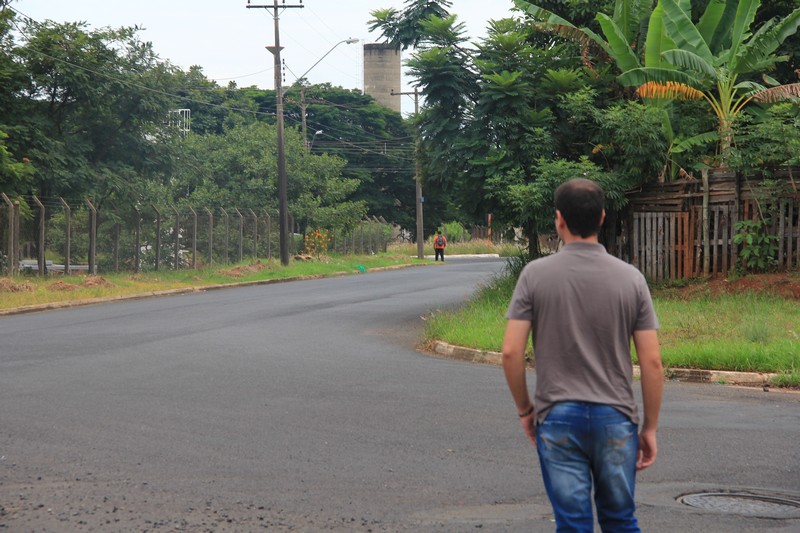 Falta de calçamento e desgaste na sinalização são alvos de indicação de Roger Mendes