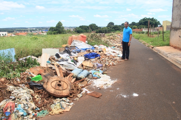 Depósito clandestino de lixo traz transtorno aos moradores do Jardim América