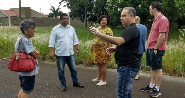 Zé Luiz confere trabalho de associação de moradores no Aclimação