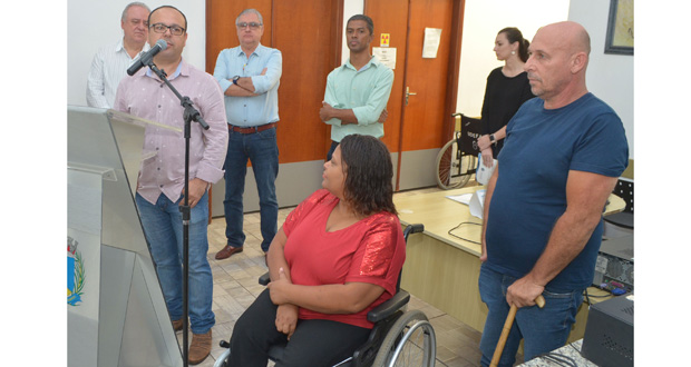 Dr. Elton Negrini acompanha entrega de veículo adaptado