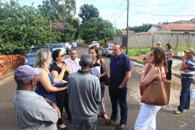 Toninho do Mel busca soluções para famílias que vivem em barracos no Águas do Paiol