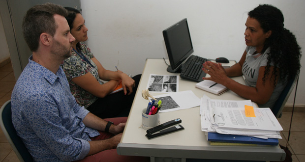 Rafael de Angeli leva projeto de horta comunitária à coordenadora da Agricultura