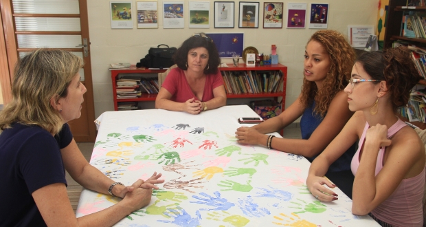 Thainara apresenta à entidade curso que pode ajudar a transformar vidas