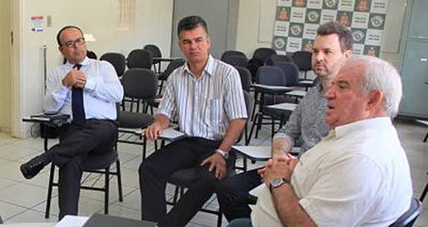 Bancada do PSDB questiona não utilização de imóveis próprios pelo município