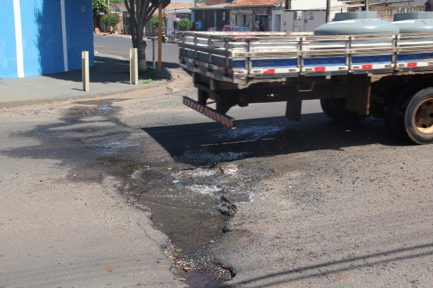 Bairros da zona Sul necessitam de bocas de lobo, canaletas e tapa-buraco